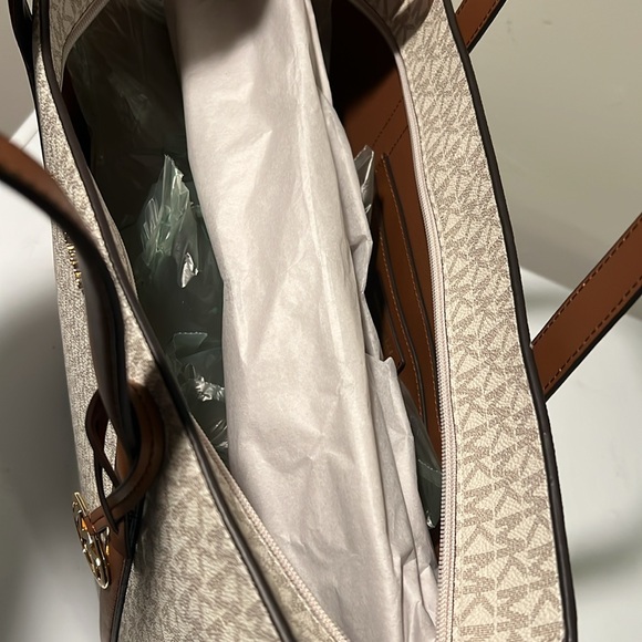 Michael Kors Pratt Signature Logo Large Tote Bag Carnation $498 Vanilla NWT - Picture 6 of 8